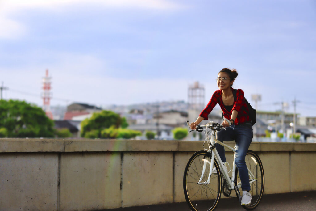 自転車で移動する女性