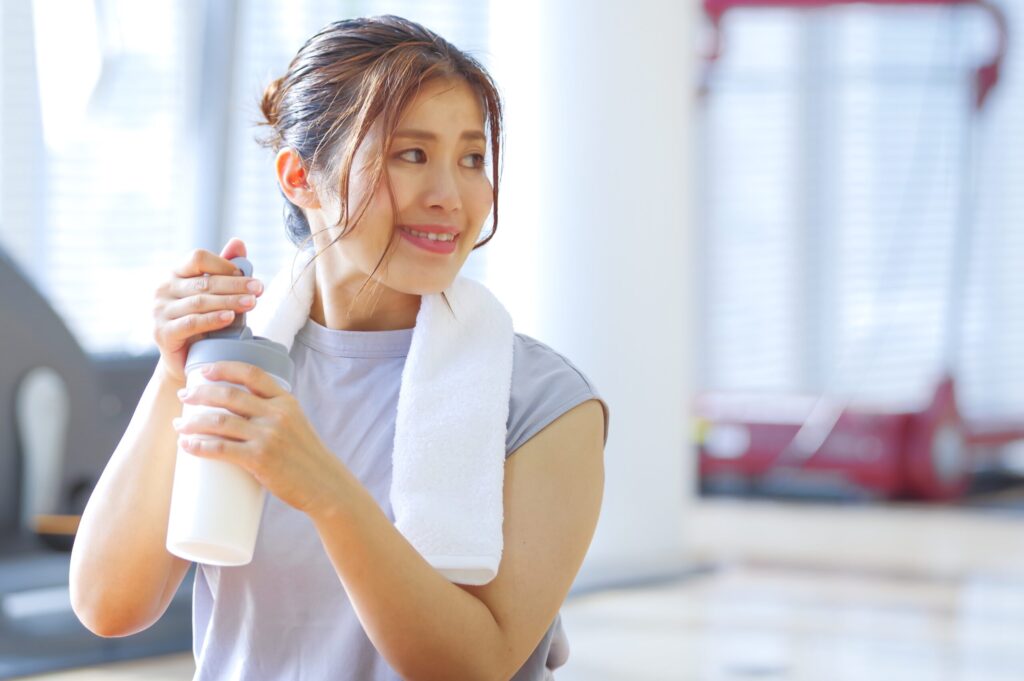 プロテインを飲む女性