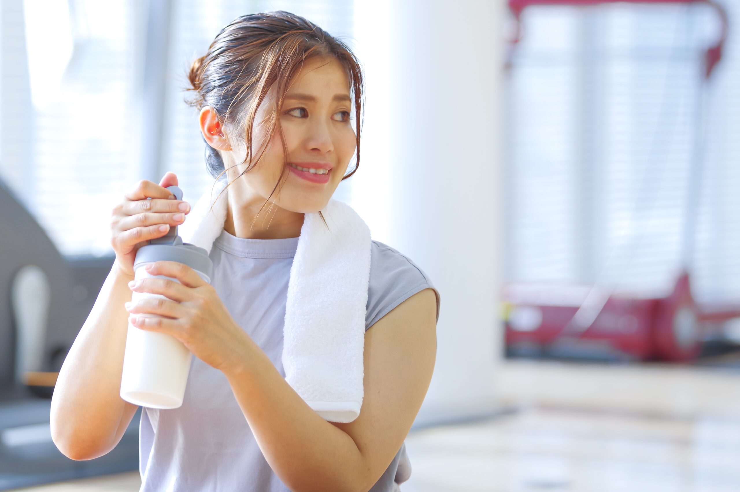 プロテインを飲む女性